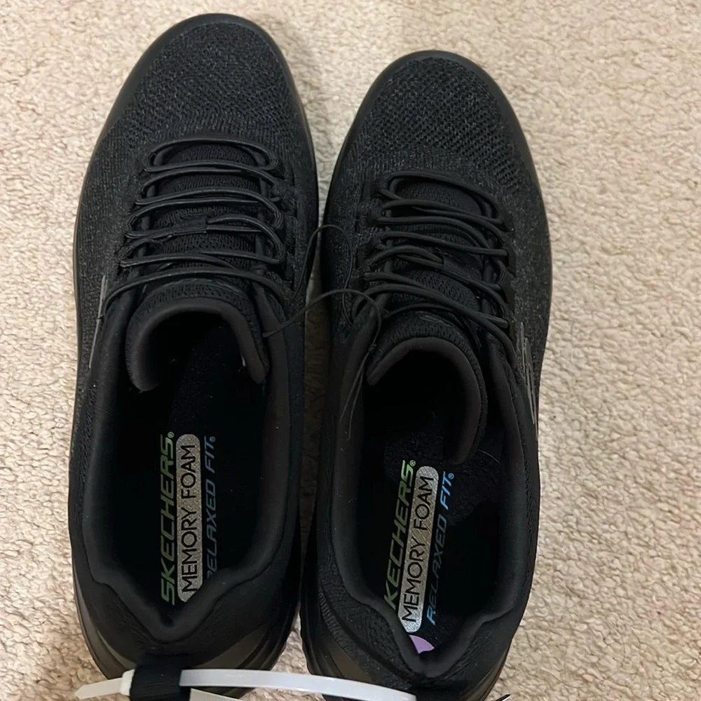 Sketcher’s Men’s Memory Foam Relaxed fit sneakers